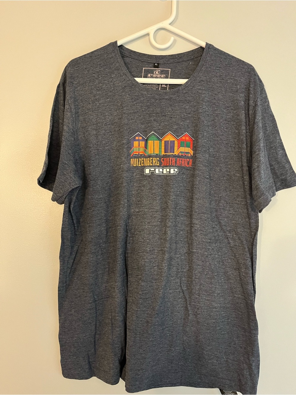 Reef Heather Gray Tee with Colorful Beach Hut Graphic